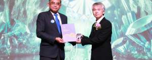 ผศ.ดร.วชรินทร์ แก้วอภิชัยรับรางวัลอาจารย์ตัวอย่างดีเด่น ด้านกิจการนักศึกษา ระดับมหาวิทยาลัยสงขลานครินทร์ ในงาน "คุณค่าสงขลานครินทร์ ประจำปี 2568"